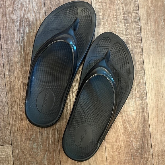 OOFOS Black Comfort Sandals - Picture 1 of 7